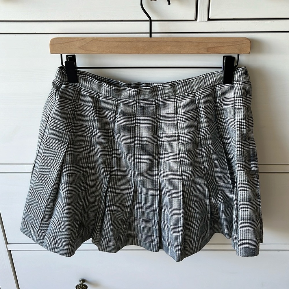 Black and white plaid pleated skirt